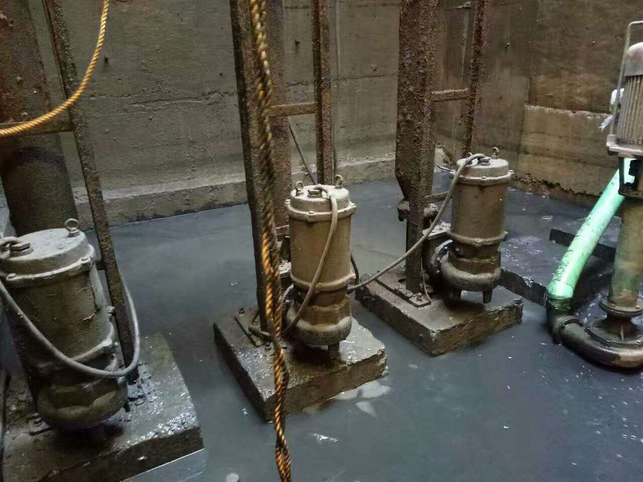 新平污水池清理